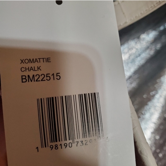 🔹️Betsey Johnson xomattie chalk embossed Skull  tote  removable Skull keychain - Picture 7 of 7